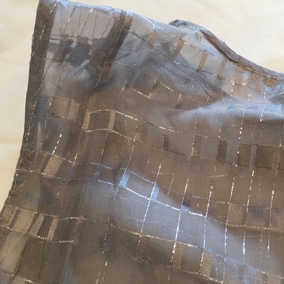 Eci Sheer Sleeveless Silver Top - Picture 5 of 6